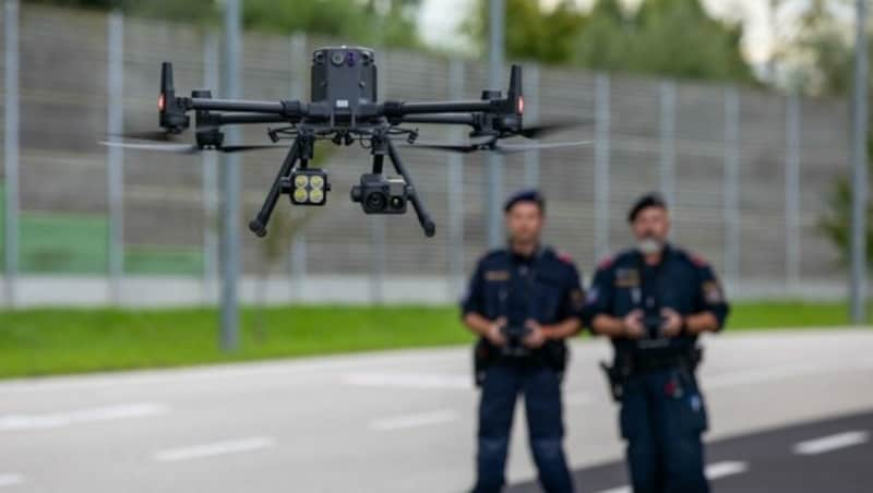 Die Polizei nützt Drohnen, die zusätzlich mit Sensoren und Scheinwerfern ausgerüstet sind. (Bild: Polizei OÖ)