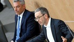 FPÖ-Chef Herbert Kickl übte scharfe Kritik an der Bundesregierung mit Kanzler Karl Nehammer (ÖVP) an der Spitze. (Bild: APA/ROLAND SCHLAGER)