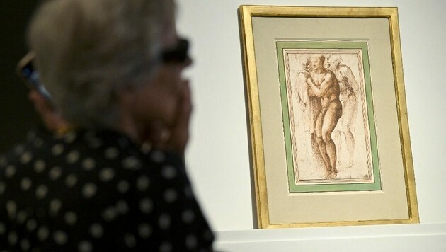 Eine Zeichnung des italienischen Meisters Michelangelo ist am Mittwoch in Paris für rund 23 Millionen Euro versteigert worden. (Bild: Emmanuel DUNAND / AFP)