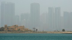 Ein Bild von der Insel Muharraq zeigt, wie der Sandsturm die Skyline von Bahrains Hauptstadt Manama verschlingt. (Bild: APA/AFP/Mazen Mahdi)