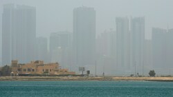 Ein Bild von der Insel Muharraq zeigt, wie der Sandsturm die Skyline von Bahrains Hauptstadt Manama verschlingt. (Bild: APA/AFP/Mazen Mahdi)