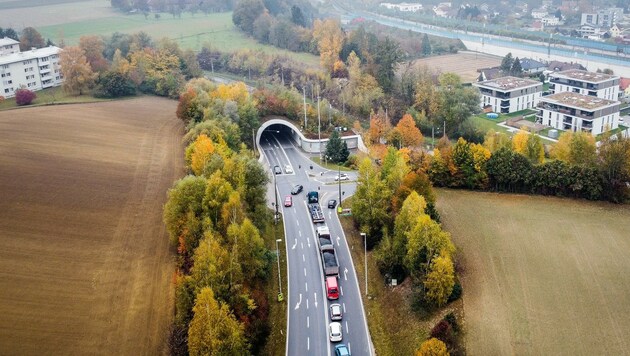 Der Linzer Verkehrsreferent Martin Hajart will die Menschen rechtzeitig auf die Totalsperre im Sommer 2023 vorbereiten. (Bild: Alexander Schwarzl)