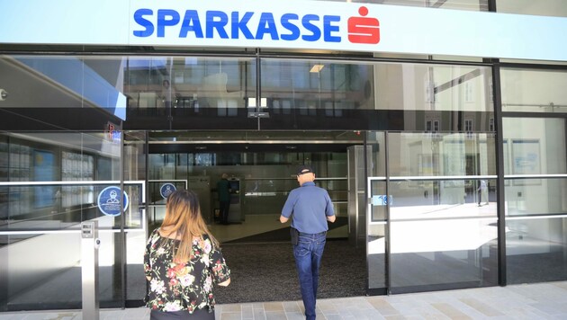 Tirols Banken warnen bei hohen Bargeldbehebungen vor falschen Polizisten (Bild: Birbaumer Christof)
