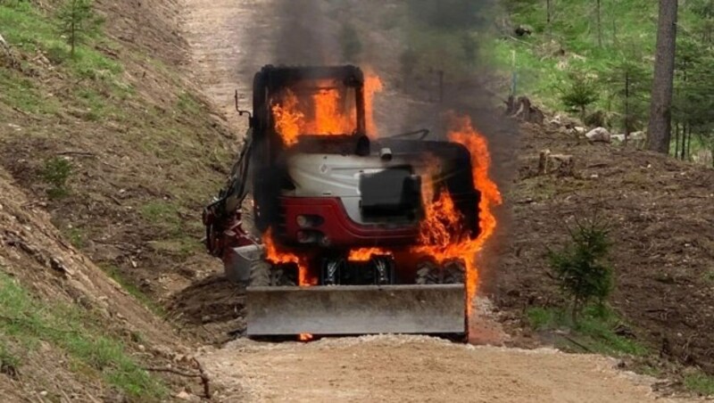 In Gröbming brannte ein Traktor in unwegsamen Gelände. (Bild: FF Gröbming)