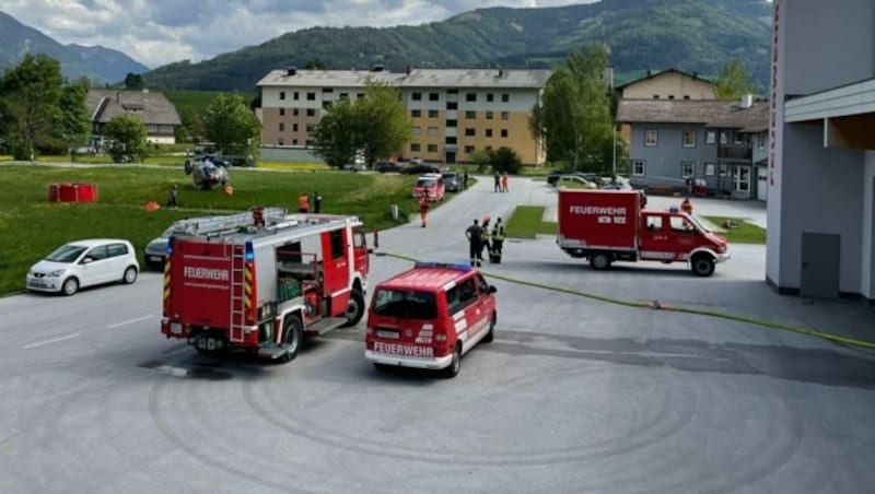 Auch ein Polizeihubschrauber stand in Gröbming im Einsatz (Bild: FF Gröbming)