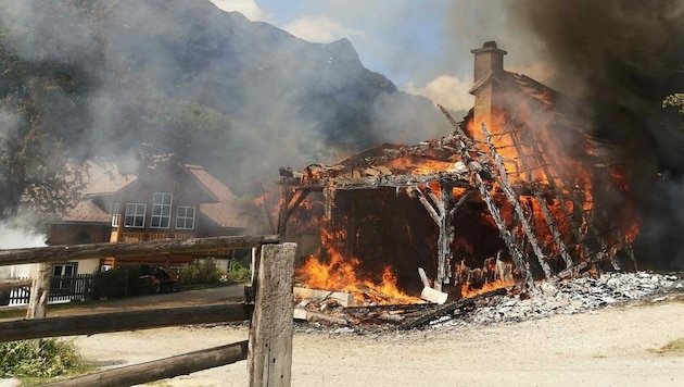 Das Gebäude in Bad Aussee stand in Vollbrand. (Bild: FF Bad Aussee)