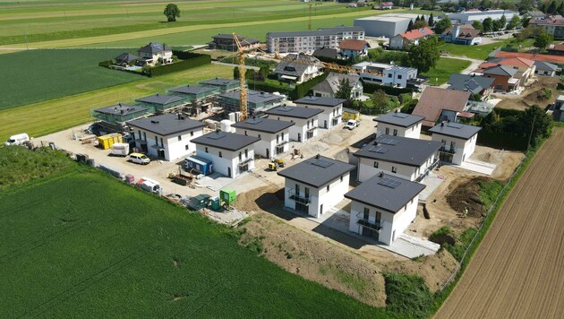 Kurz vor Fertigstellung der neuen Siedlung in der Gemeinde Jeging wirbelte ein Gerichtsurteil viel Staub auf. (Bild: Scharinger Daniel)