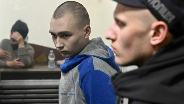 Der 21-jährige russische Soldat bekannte sich der Kriegsverbrechen für schuldig. Er musste sich im ersten Prozess dieser Art für den Mord an einem 62-jährigen Zivilisten verantworten. (Bild: APA/AFP/Genya SAVILOV)