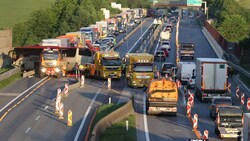 Nach dem Unfall bildete sich ein gewaltiger Stau auf der A1. (Bild: APA/FRANZ NEUMAYR)