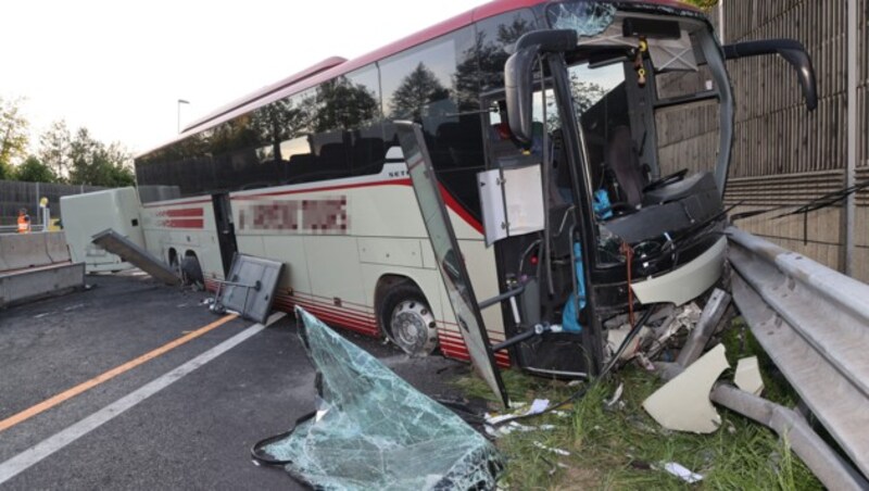 Nach dem Unfall war die Autobahn unpassierbar. (Bild: APA/FRANZ NEUMAYR, Krone KREATIV)