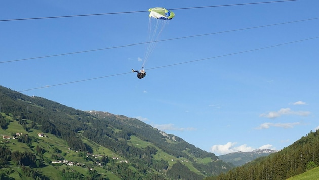 Der Paragleiter blieb in Seilen der Gerlossteinbahn hängen. (Bild: zoom.tirol)