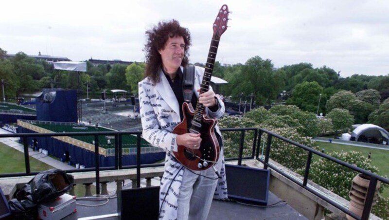 Queen-Gitarrist Brian May 2002 bei den Proben auf dem Dach des Buckingham Palace in London (Bild: Sean Dempsey / PA / picturedesk.com)