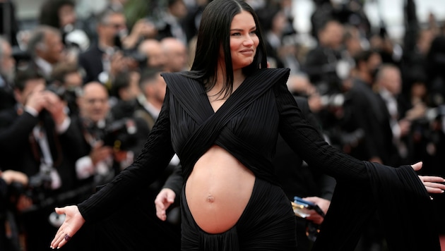 Adriana Lima zog mit ihrem nackten Babybauch am roten Teppich in Cannes alle Blicke auf sich. (Bild: AP)