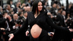 Adriana Lima zog mit ihrem nackten Babybauch am roten Teppich in Cannes alle Blicke auf sich. (Bild: AP)