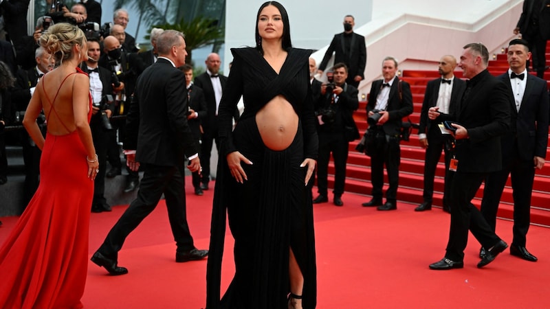 Adriana Lima kam in einem schwarzen Dress mit Cut-out am Bauch nach Cannes. (Bild: AFP)