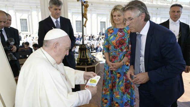 Frutura-Chef Manfred Hohensinner übergibt Papst Franzikus Blumensamen des Projekts "BioBienenApfel" (Bild: Vatican Media)