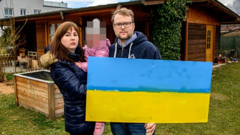 Die Familie Kamleitner flüchtete zu Kriegsbeginn Ende Februar von einem Familienbesuch in der Ukraine. Ehemann Florian tritt nun als Spitzenkandidat für die ÖVP in Krems an der Donau an. (Bild: Imre Antal, Krone KREATIV)