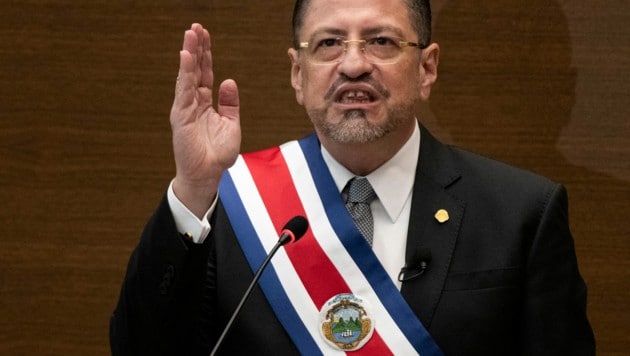 Costa Ricas frisch gewählter Präsident Rodrigo Chaves bei seiner Angelobung am 8. Mai (Bild: AFP)