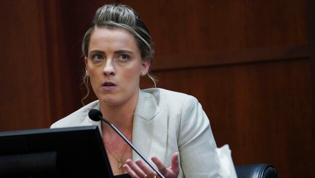 Amber Heards Schwester Whitney Henriquez im Zeugenstand (Bild: APA/Kevin Lamarque/AP)