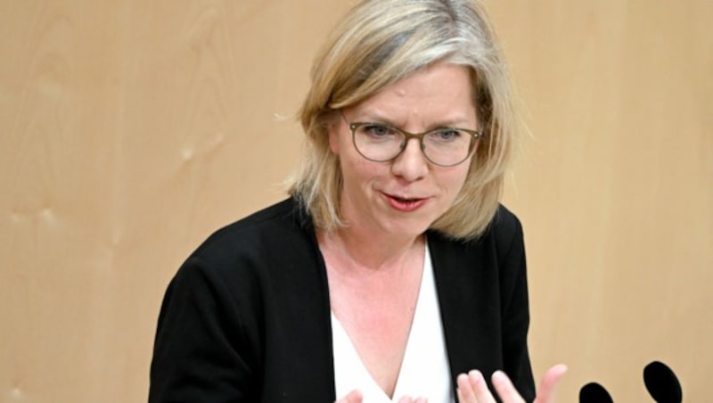 Ministerin Leonore Gewessler steht vor einer enormen Aufgabe. Dem Ausstieg vom Russengas. (Bild: APA/ROLAND SCHLAGER)