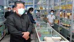 Mit betretener Miene besichtigt Diktator Kim Jong Un eine Apotheke in Pjöngjang. (Bild: AP)