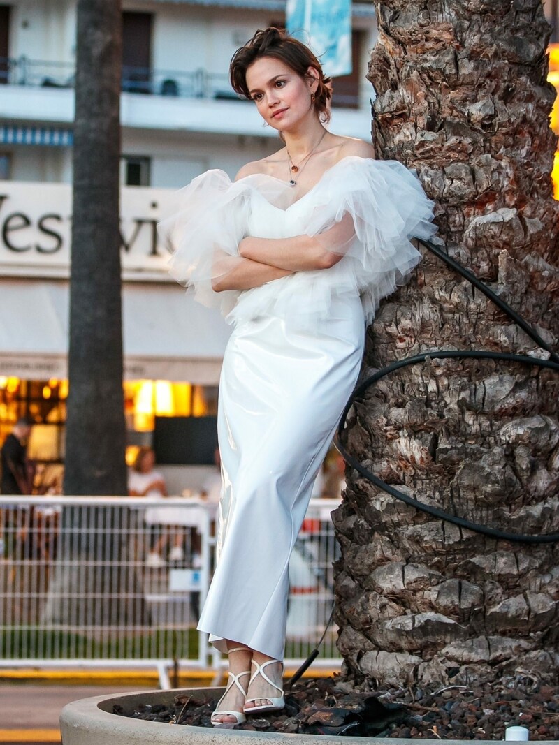 Emilia Schüle posierte in einem weißen Kleid mit Tüllärmeln in Cannes für ein Fotoshooting. (Bild: www.PPS.at)