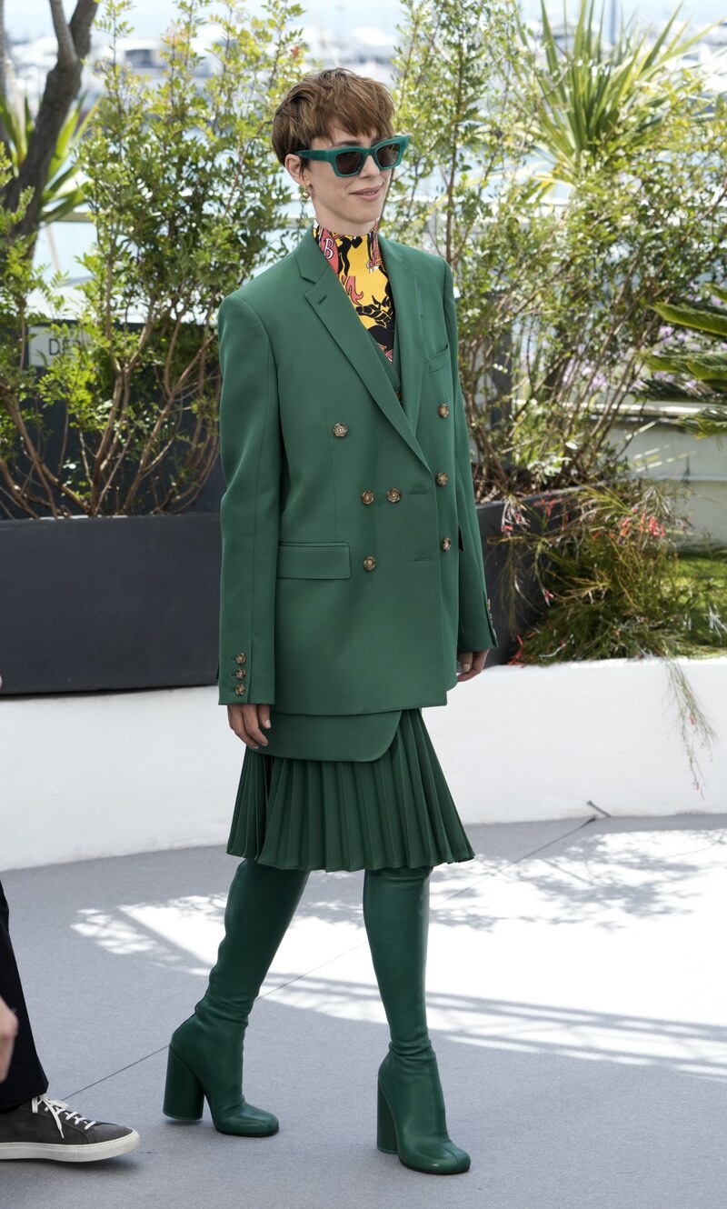 Rebecca Hal in Cannes in einem tannegrünen Look von Burberry (Bild: 2022 Invision)