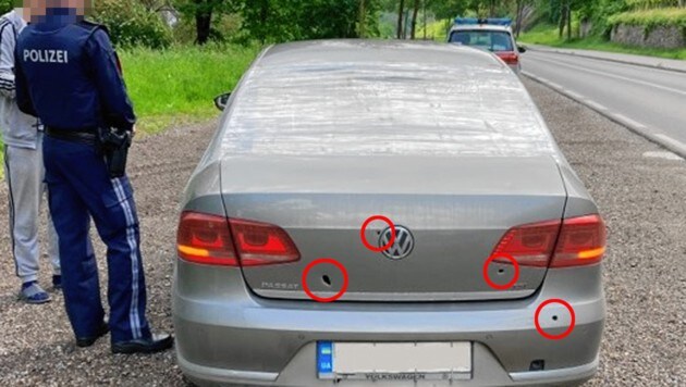 Die Einschusslöcher im Heck des VW sind deutlich zu erkennen, die zerstörte Heckscheibe ist mit Plastikfolie überzogen. (Bild: LPD NÖ)