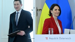 Europaministerin Karoline Edtstadler (ÖVP, r.) tritt bei ihrem Treffen mit Oleksiy Chernyshov (l.) weiter auf die Bremse. (Bild: APA/HANS PUNZ)