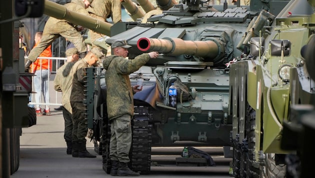Die russischen Panzer in der Ukraine sind bereits sehr in Mitleidenschaft gezogen - der „Terminator“ soll die Lage nun umkehren. (Bild: AP/Dmitri Lovetsky)