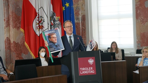 In der „Aktuellen Stunde“ im Landtag thematisierte NEOS-Chef Oberhofer Parteienfinanzierung, Spenden und Inserate. (Bild: NEOS)
