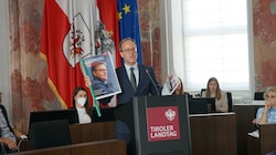 In der „Aktuellen Stunde“ im Landtag thematisierte NEOS-Chef Oberhofer Parteienfinanzierung, Spenden und Inserate. (Bild: NEOS)