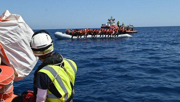 SOS Mediterranee hat im Mittelmeer 158 Menschen von zwei überfüllten Schlauchbooten aus Seenot gerettet. (Bild: twitter.com/SOS Mediterranee)