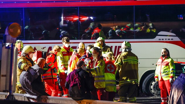 Fünf Bus-Insassen wurden schwer, elf leicht verletzt. (Bild: Tschepp Markus)