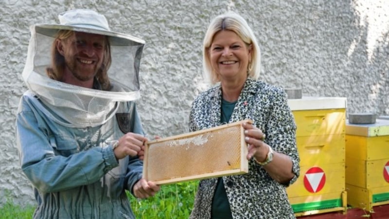 Verteidigungsministerin Klaudia Tanner und die Heeres-Bienen (Bild: Bundesheer/ Gunter Pusch)