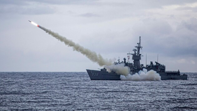 Eine im Zuge eines Manövers vor Tawain abgefeuerte Rakete vom Typ „Harpoon“ (Bild: AFP/Taiwan Defence Ministry)