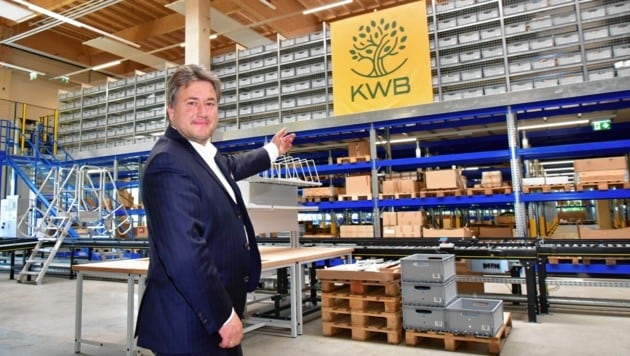 Mehrheitseigentümer Peter Daniell Porsche zeigt die neuen Hallen der KWB in St. Margarethen an der Raab. (Bild: Richard Heinzt)