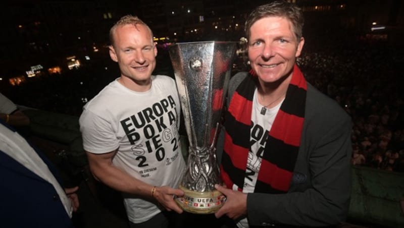 Oliver Glasner (re.) und Sebastian Rode posieren mit dem Pokal. (Bild: AFPAPA/AFP/POOL/Sebastian Gollnow)