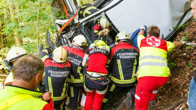 Mit vereinten Kräften wurde der schwer verletzte Fahrer aus seinem Renault Kangoo geborgen. (Bild: Bernd Hofmeister)