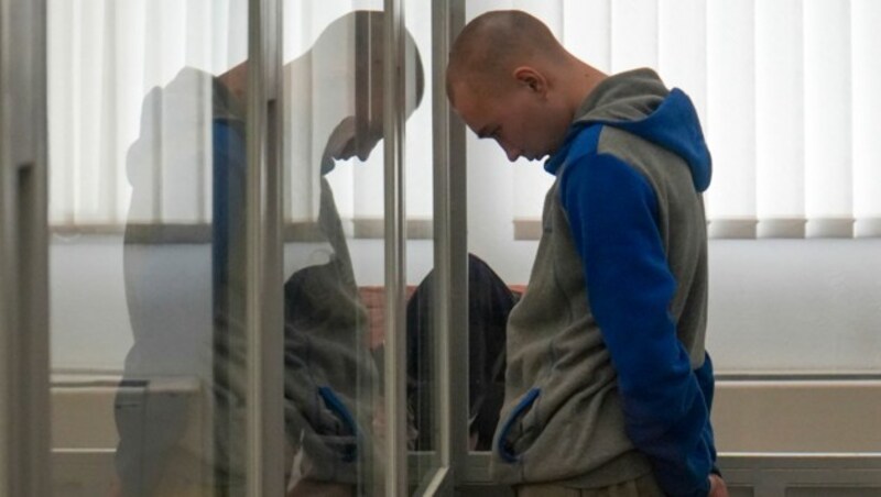 Der russische Soldat Vadim Shishimarin steht vor Gericht während einer Anhörung in Kiew. (Bild: ASSOCIATED PRESS)