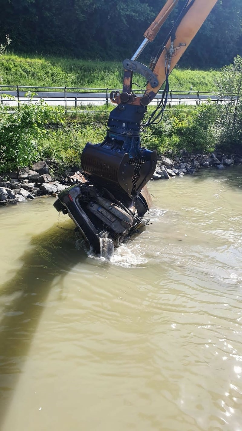 Der BMW wurde mithilfe eines Baggers geborgen (Bild: Polizei Passau)