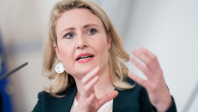 Integrationsministerin Susanne Raab (ÖVP) erachtet ein Kopftuch im Kindergarten nach wie vor nicht als sinnvoll. (Bild: APA/GEORG HOCHMUTH)