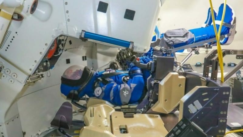 Dummy „Rosie“ im Kommandantensitz soll mit Sensoren Informationen über die Bewegungen während des Flugs zur ISS sammeln. (Bild: Boeing/John Proferes)