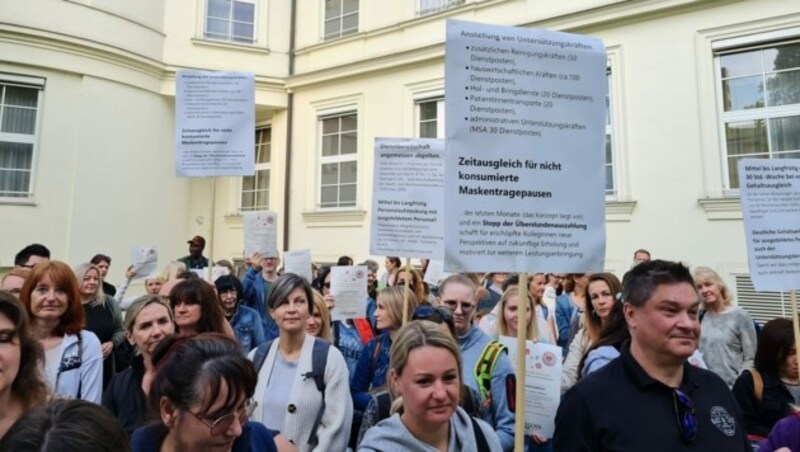 Die Forderungen nach Entlastung auf Schildern auf den Punkt gebracht (Bild: Betriebsrat Med Campus Linz)