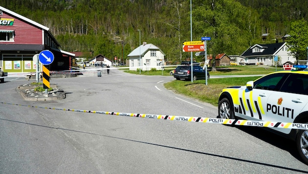 In Norwegen hat ein Mann Freitagfrüh vor einem Supermarkt (im Bild links) seine Frau und eine weitere Person durch Stiche mit einem Messer verletzt. (Bild: Lise Åserud/NTB Scanpix via AP)