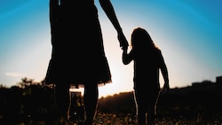 Eine Steirerin ist mit ihrer kleinen Tochter abgetaucht, um sie nicht zu verlieren. (Bild: nadezhda1906 - stock.adobe.com)