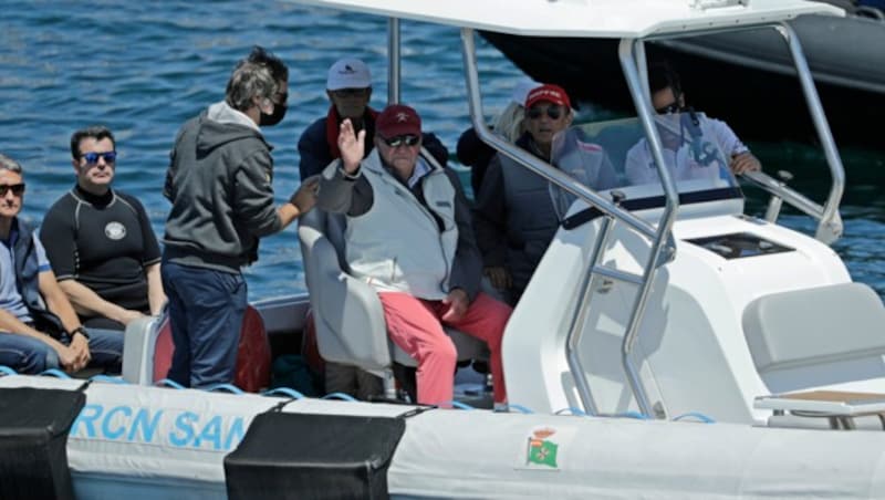 Juan Carlos zeigte sich bei seinem Besuch in Sanxenxo mit Segelfreunden. (Bild: AP)