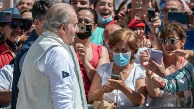 Zahlreiche Menschen waren gekommen, um die Rückkehr des Altkönigs Juan Carlos zu feiern. (Bild: AFP)