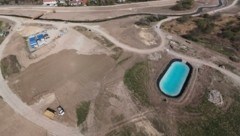 Der Teich erstrahlt schon hellblau, rundherum ist aber noch Baustelle. (Bild: dronemedia.at)