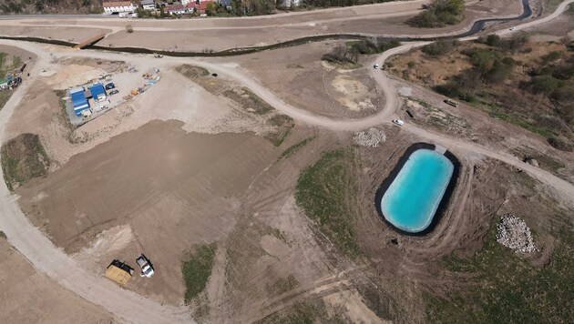 Der Teich erstrahlt schon hellblau, rundherum ist aber noch Baustelle. (Bild: dronemedia.at)
